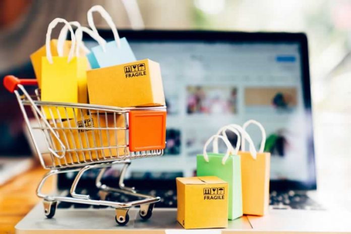 El Live Shopping consiste en una combinación de compras y transmisiones online que mediante una forma interactiva permite a los clientes consumir en ese mismo momento en el que la transmisión está teniendo lugar. 